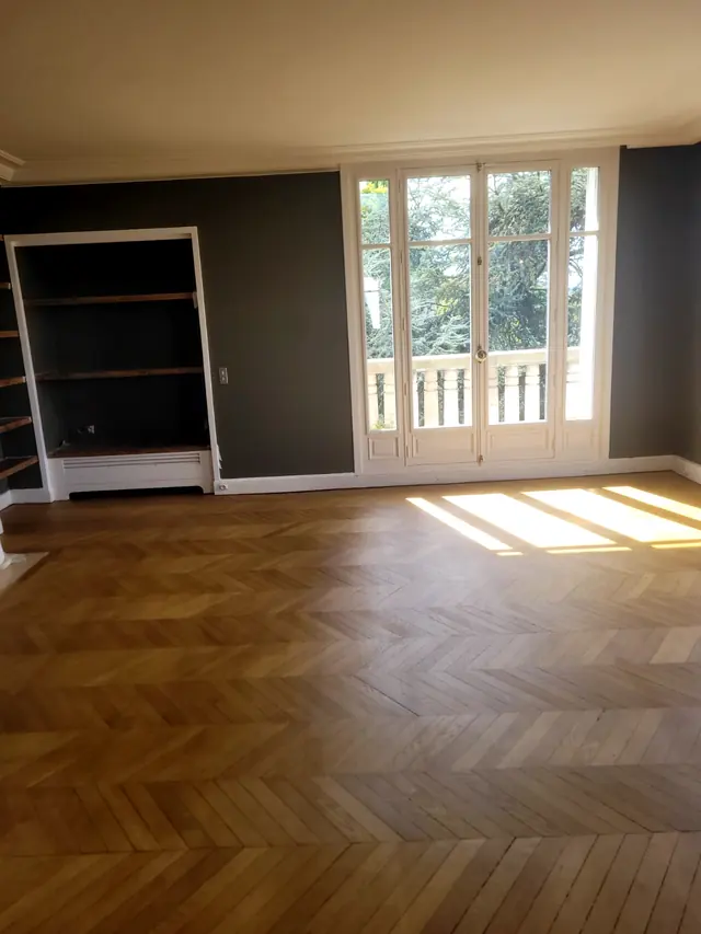 Salon rénové avec parquet