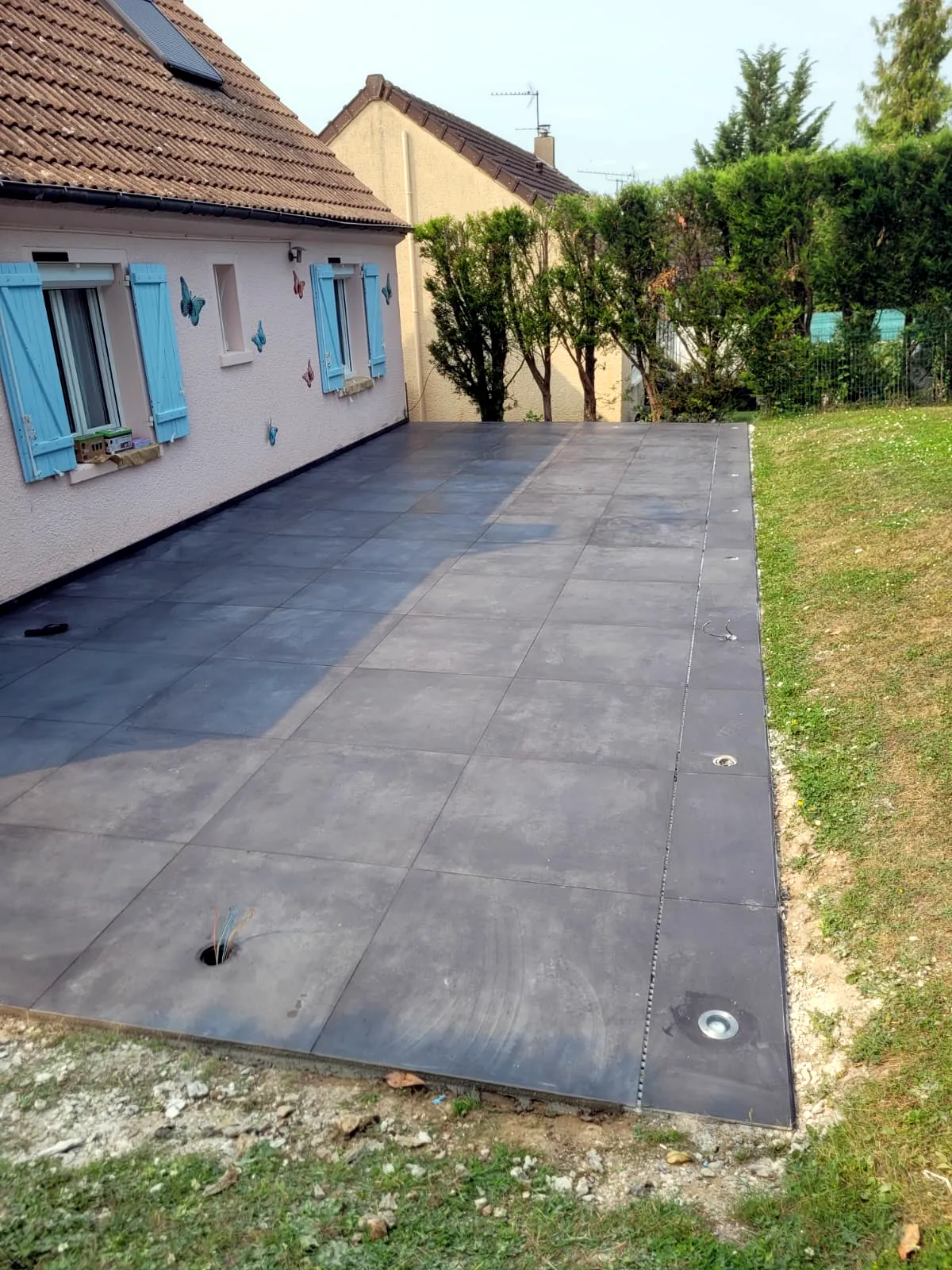 Terrasse en grands carreaux grèges — chantier réel en Île-de-France