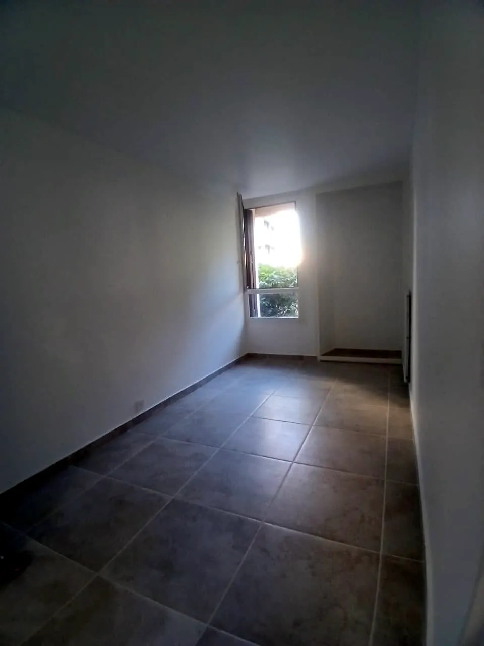 Appartement rénové de l’entrée aux chambres — chantier réel en Île-de-France